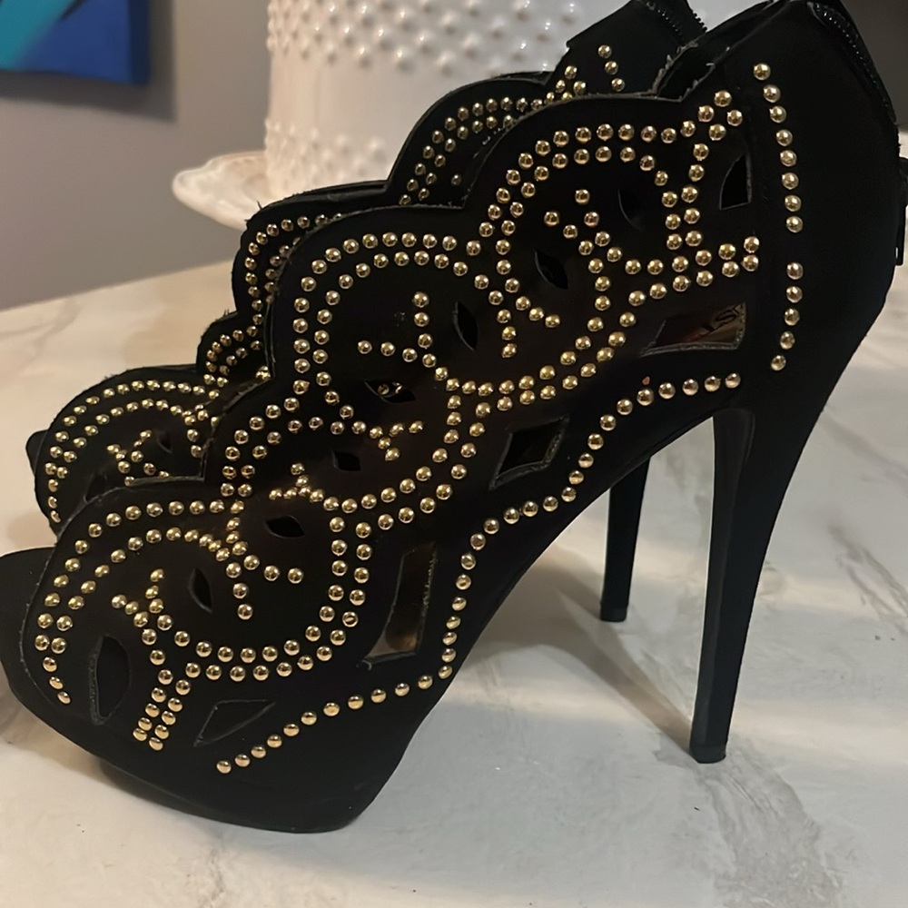JustFab Black and Gold Women's Heels EUC